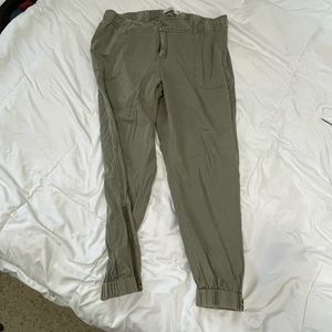 Pants with zipper ankle